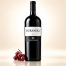 Muranera Rotwein IGT Calabria 2022 Magnum – 1,5 l – mit roten Trauben auf cremefarbenem Hintergrund mit Spiegelung