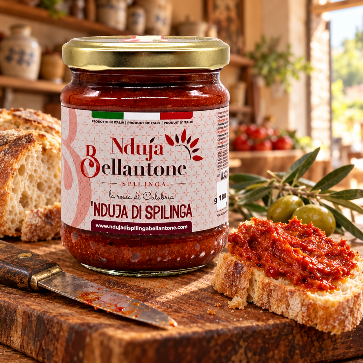 ’Nduja di Spilinga im Glas – 180 g · Abverkauf auf Holz in einer rustikalen italienischen Salumeria – illustrative Präsentation.