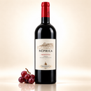 Neprica Primitivo Puglia IGT 2025 – Italienischer Rotwein aus Apulien – 750 ml – mit roten Trauben auf cremefarbenem Hintergrund mit Spiegelung