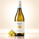 Olli Grillo 2023 - Feudo Maccari – 750 ml – mit weißen Trauben auf cremefarbenem Hintergrund mit Spiegelung