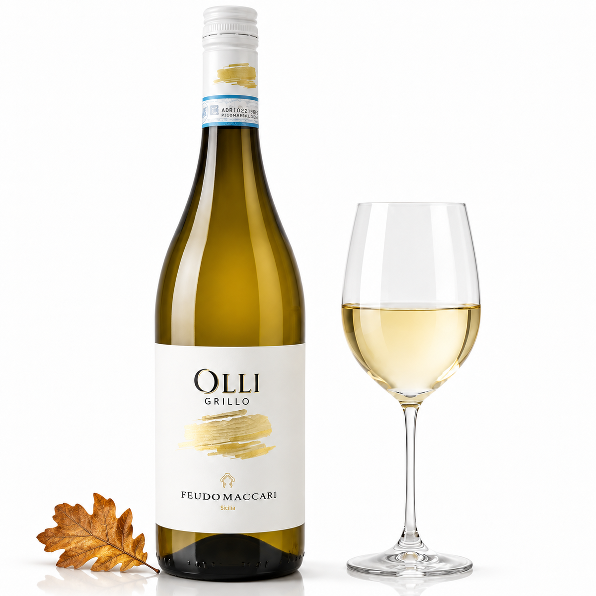 Olli Grillo Feudo Maccari 2023 Weißwein mit Weinglas und herbstlichem Eichenblatt