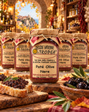 Mehrere Gläser Paté di Olive Nere in einer italienischen Feinkostboutique im Herbst