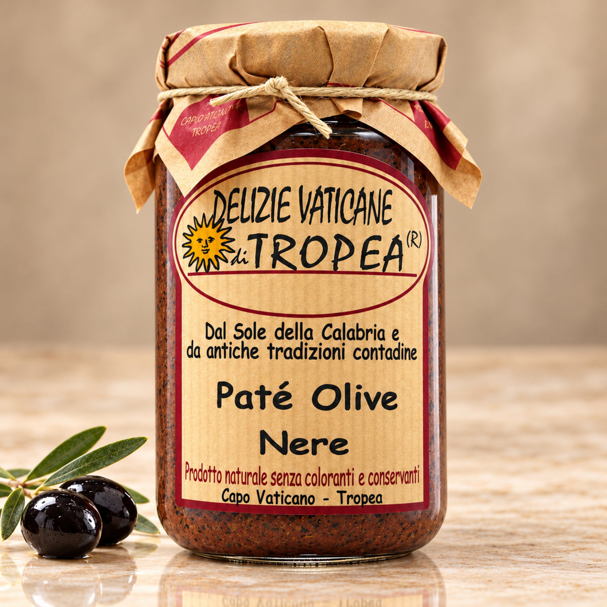Schwarze Olivencreme Paté di Olive Nere, 230 g von Delizie Vaticane di Tropea auf hellem Stein