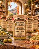 Paté di Olive Verdi von Delizie Vaticane di Tropea – mehrere Gläser in einer italienischen Feinkostboutique im Herbst