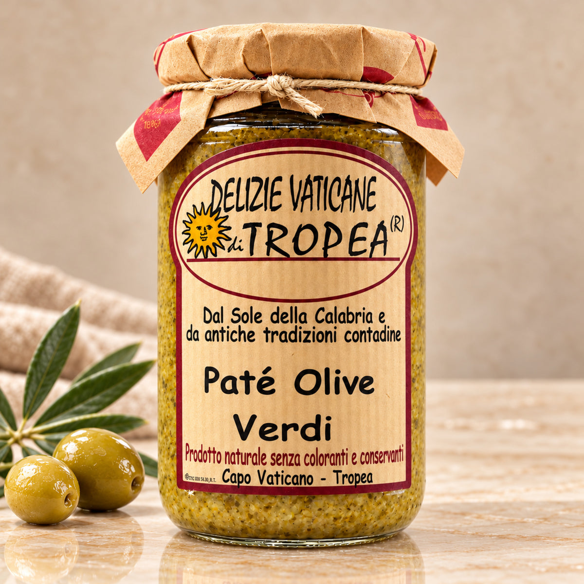 Grüne Olivencreme Paté di Olive Verdi von Delizie Vaticane di Tropea, 230 g – Produktaufnahme auf hellem Stein mit grünen Oliven