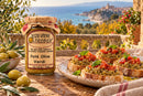 Grüne Olivencreme mit Bruschetta, Kirschtomaten und Basilikum auf einer herbstlichen Terrasse in Kalabrien – Serviervorschlag