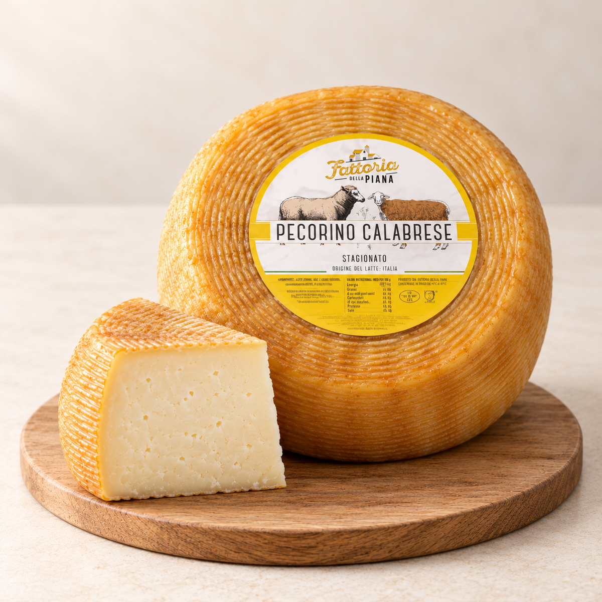 Pecorino Calabrese: ganzer Käse und angeschnittenes Stück auf Holz. Verkaufseinheit 300 g.