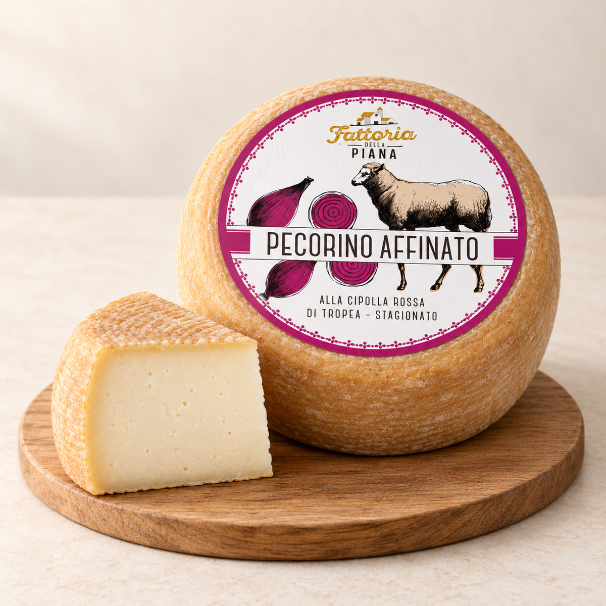 Pecorino alla Cipolla Rossa di Tropea: ganzer Käse und angeschnittenes Stück auf Holz. Verkaufseinheit 300 g.