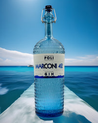 Poli Marconi 42 Italian Dry Gin – edle Flasche vor dem Meer, aufgenommen für Bella Italia Store