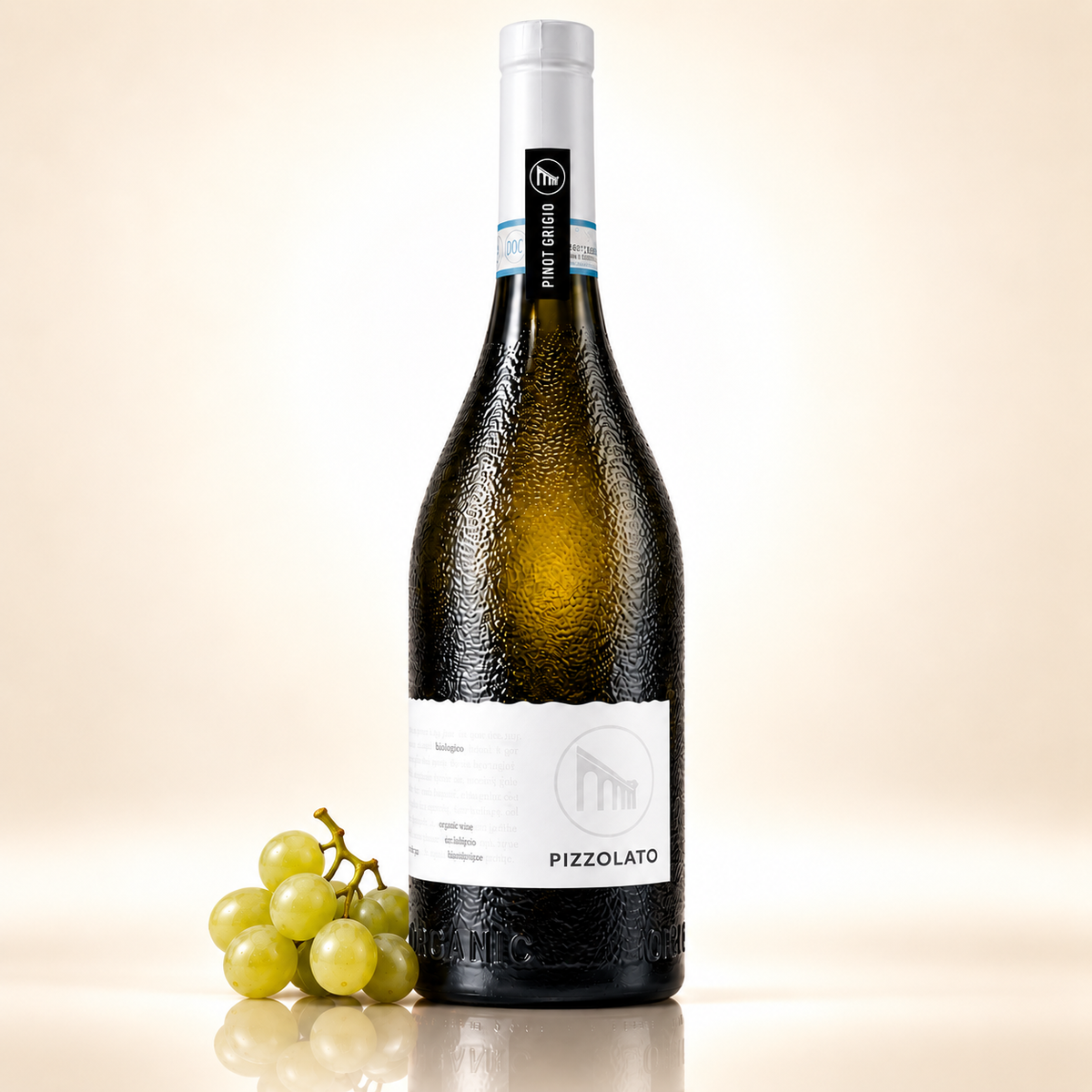 Pinot Grigio kaufen Bio Venezia 2022 Doc – 750 ml – mit weißen Trauben auf cremefarbenem Hintergrund mit Spiegelung
