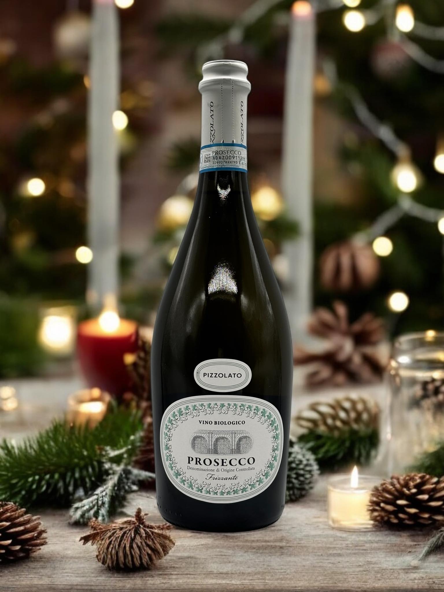 Prosecco Pizzolato Flasche, weihnachtlich dekoriert mit Lichtern und Tannenzapfen, vor festlichem Hintergrund.