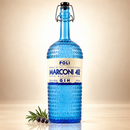 Poli Marconi 42 Gin Mediterraneo – Handcrafted Italian Gin – 700 ml – Flasche auf cremefarbenem Hintergrund mit Rosmarin und Wacholderbeeren und Spiegelung