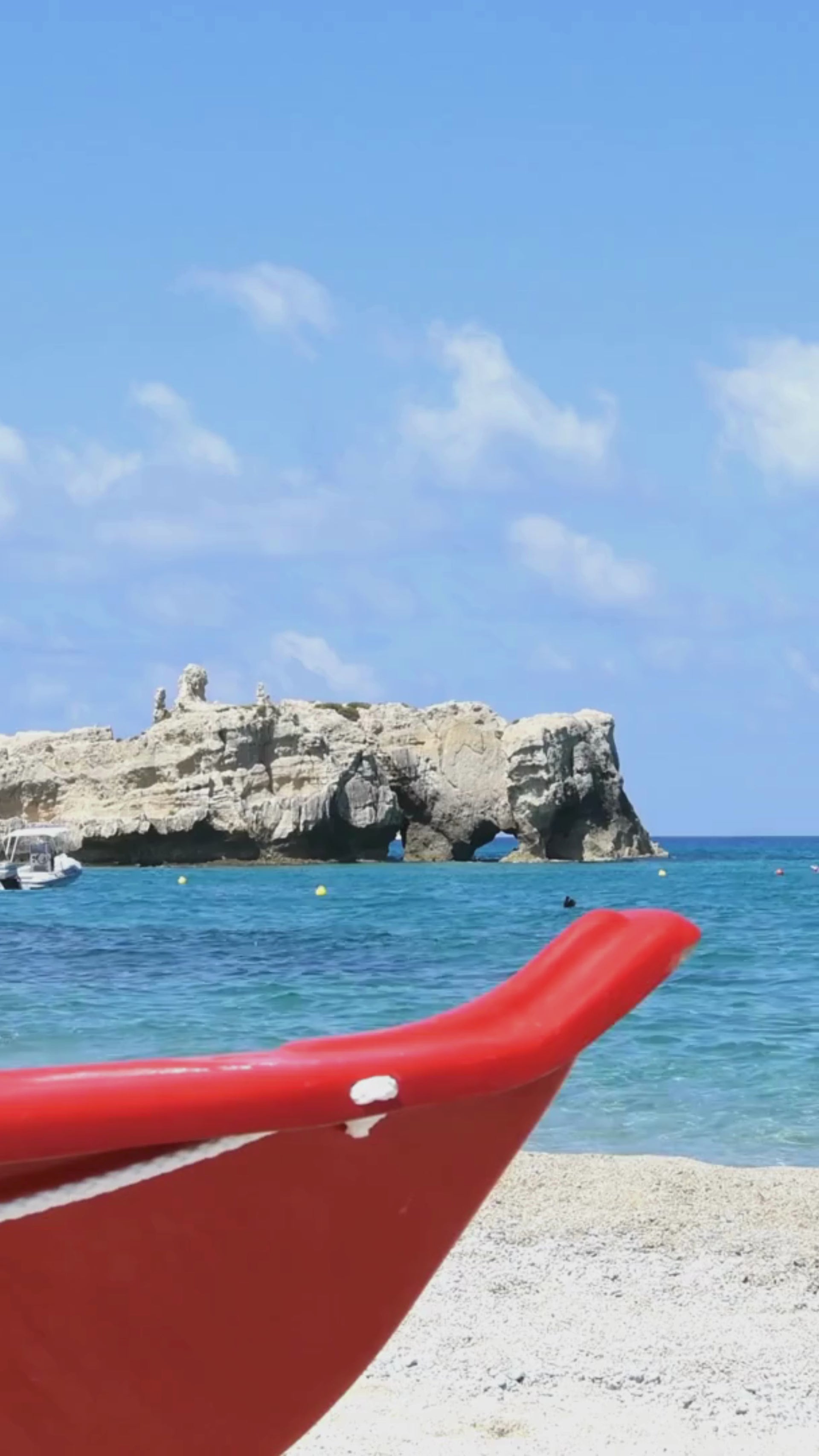 Italienisches Urlaubsfeeling am Meer – tanzende Frau, Oliven und Pasta als mediterrane Lebensfreude bei Bella Italia Store