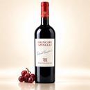 Principe Spinelli 2023 Rotwein kaufen – 750 ml – mit roten Trauben auf cremefarbenem Hintergrund mit Spiegelung