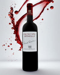 Rotweinflasche mit einem Glas, aus dem roter Wein spritzt – elegante und dynamische Darstellung auf weißem Hintergrund.