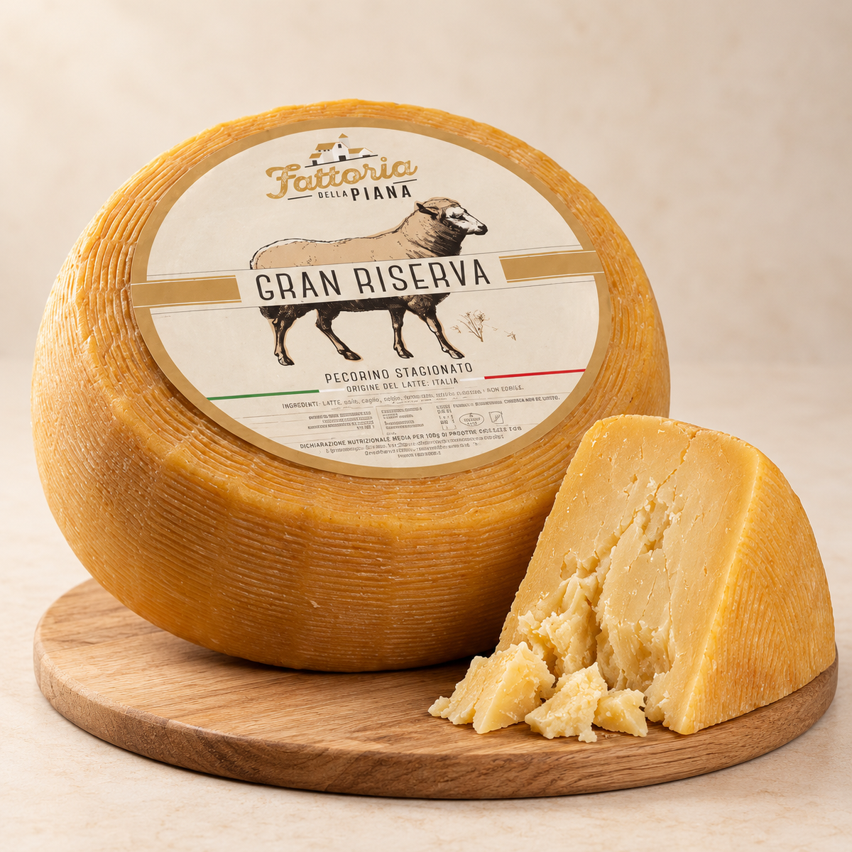 Pecorino Riserva: ganzer Käse und angeschnittenes Stück auf Holz. Verkaufseinheit 300 g.