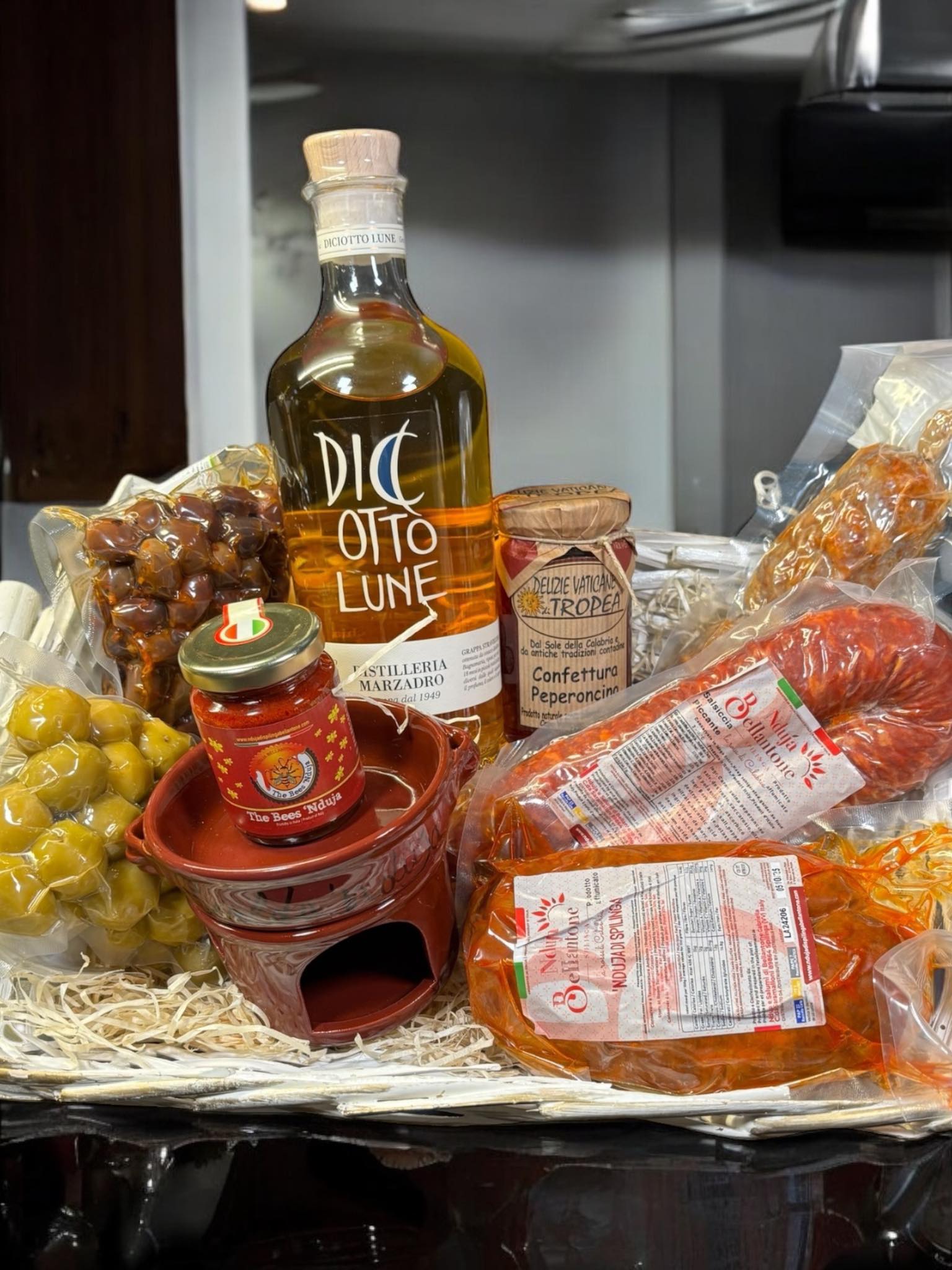 Rustikales Italienisches Paket mit Grappa – Exklusive Aromen aus Kalabrien (mit oder ohne Korb erhältlich) Bella Italia store Delikatessen Bella Italia store