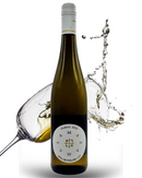 Italienischer Weißwein mit spritzendem Effekt im Hintergrund, edle Präsentation mit Glas und Splash auf weißem Hintergrund.