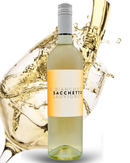 Flasche italienischer Weißwein Sacchetto Sauvignon mit realistischer 3D-Weinspritzung im Hintergrund – edles Produktfoto mit modernem Design.