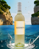 Italienischer Weißwein Sacchetto Sauvignon, der scheinbar in das azurblaue Mittelmeer eintaucht – kreatives Sommermotiv mit Küste und Wasser-Splash.