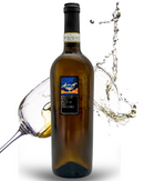Flasche Greco di Tufo Weißwein mit realistischer 3D-Weißweinspritzer-Szene, eleganter Glas-Effekt auf weißem Hintergrund – Produktfoto für Online-Shop.