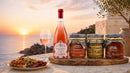 Sizilianischer Aperitivo bei Sonnenuntergang mit Roséwein, Caponata, Auberginen und getrockneten Tomaten