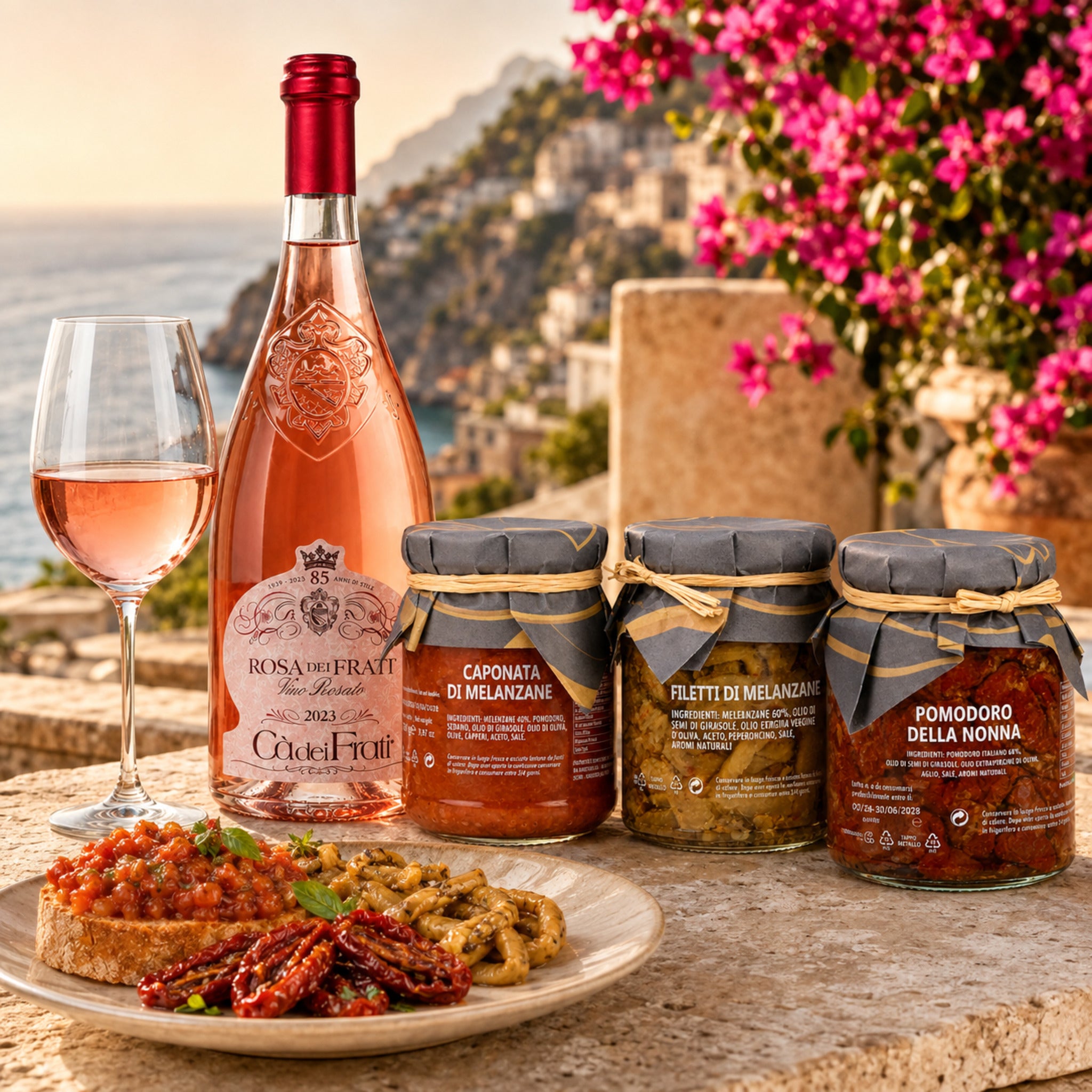 Sizilianisches Aperitivo Paket mit italienischem Roséwein und drei Antipasti Spezialitäten auf mediterraner Terrasse