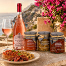 Sizilianisches Aperitivo Paket mit italienischem Roséwein und drei Antipasti Spezialitäten auf mediterraner Terrasse