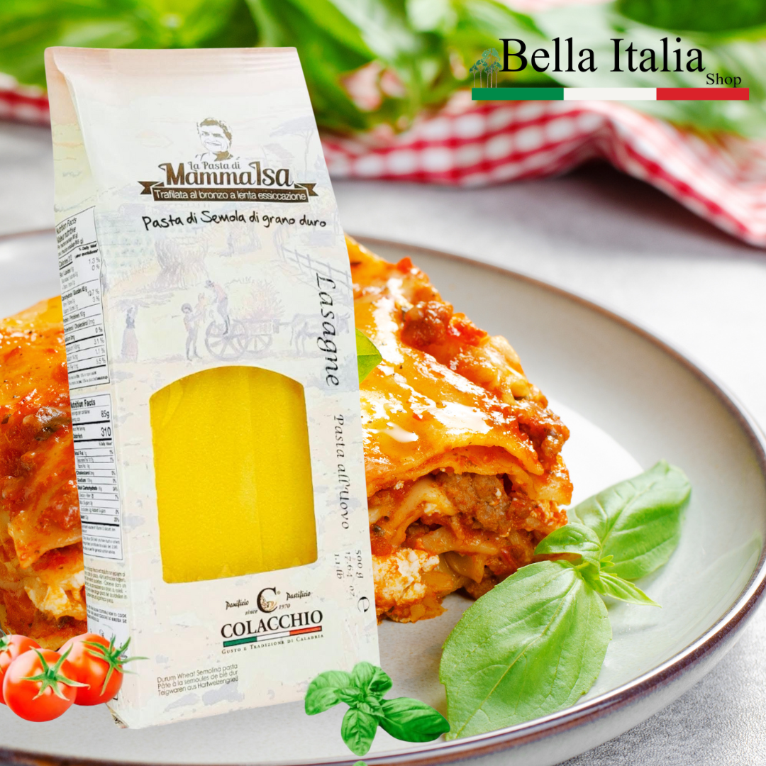 Italienische Lasagneblätter aus Hartweizengrieß von Mamma Isa vor einem Teller mit hausgemachter Lasagne – Bella Italia Store Spezialität.